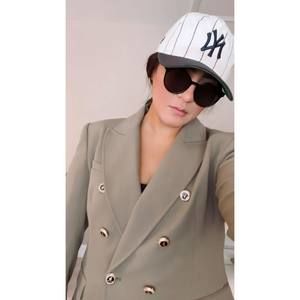 Meet your Posher, Issa